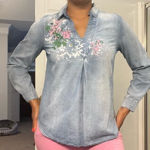 Nice light, light blue jean top. In great, barely wore.